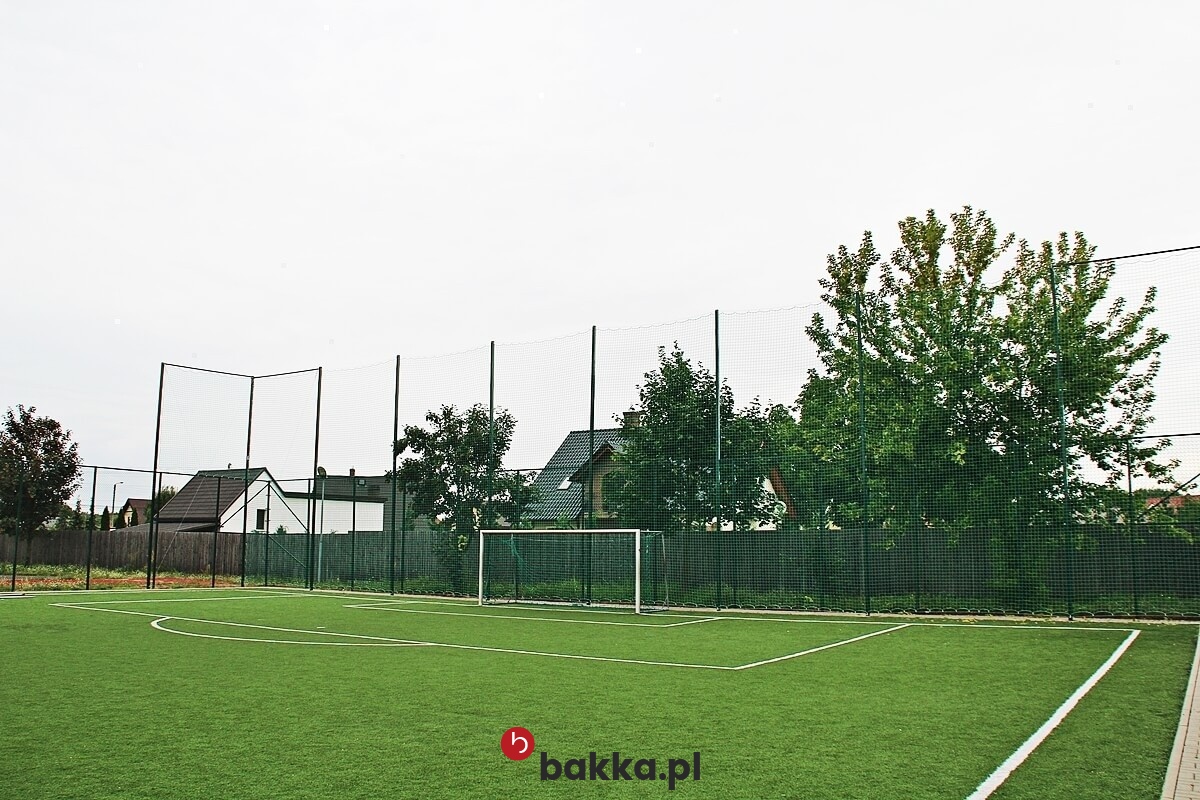   Bakka - Elastyczna siatka materiałowa na wymiar wykonana z polipropylenu o oczkach 4,5 cm i grubości 3 mm. 