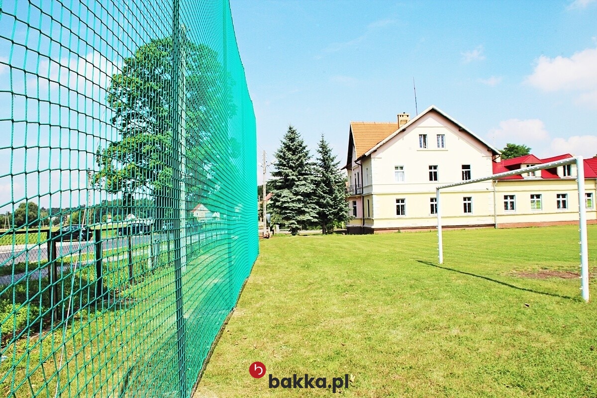   Bakka - Siatka na piłkochwyty z polipropylenu o oczkach 8x8 cm i grubości 5 mm, dostępna w kolorze zielonym lub szarym, sprzedawana na wymiar. 