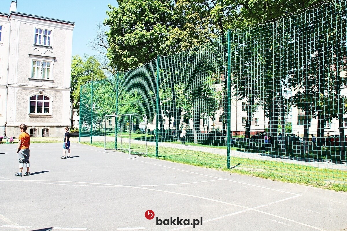   Bakka - Siatka ochronna na piłkochwyty o oczku 8x8 cm, wykonana z trwałego materiału w kolorze zielonym lub szarym, dostępna w indywidualnych rozmiarach. 
