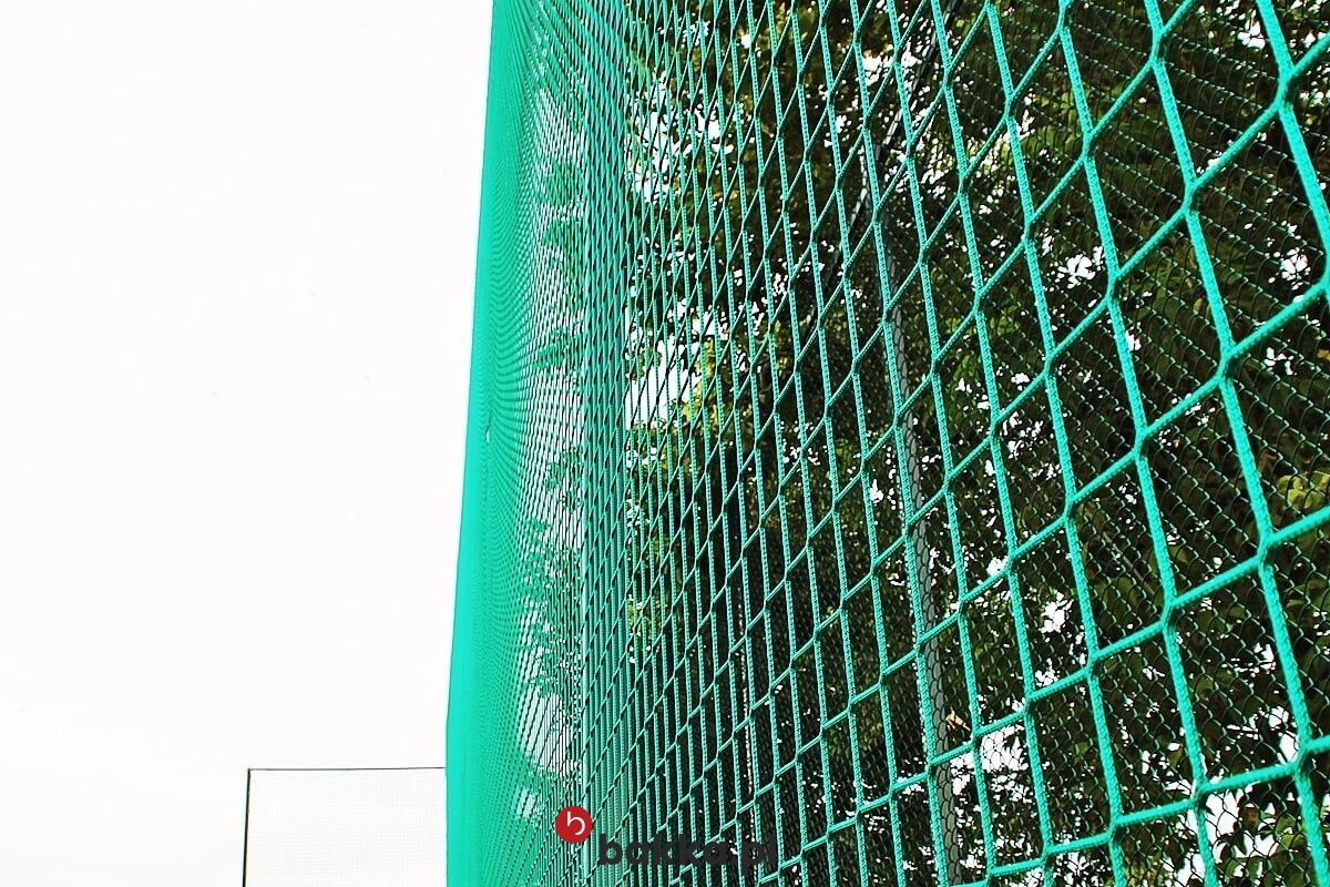   Bakka - Siatka ochronna na piłkochwyty z polipropylenu w kolorze zielonym o oczkach 10x10 cm, dostępna w indywidualnych rozmiarach. 