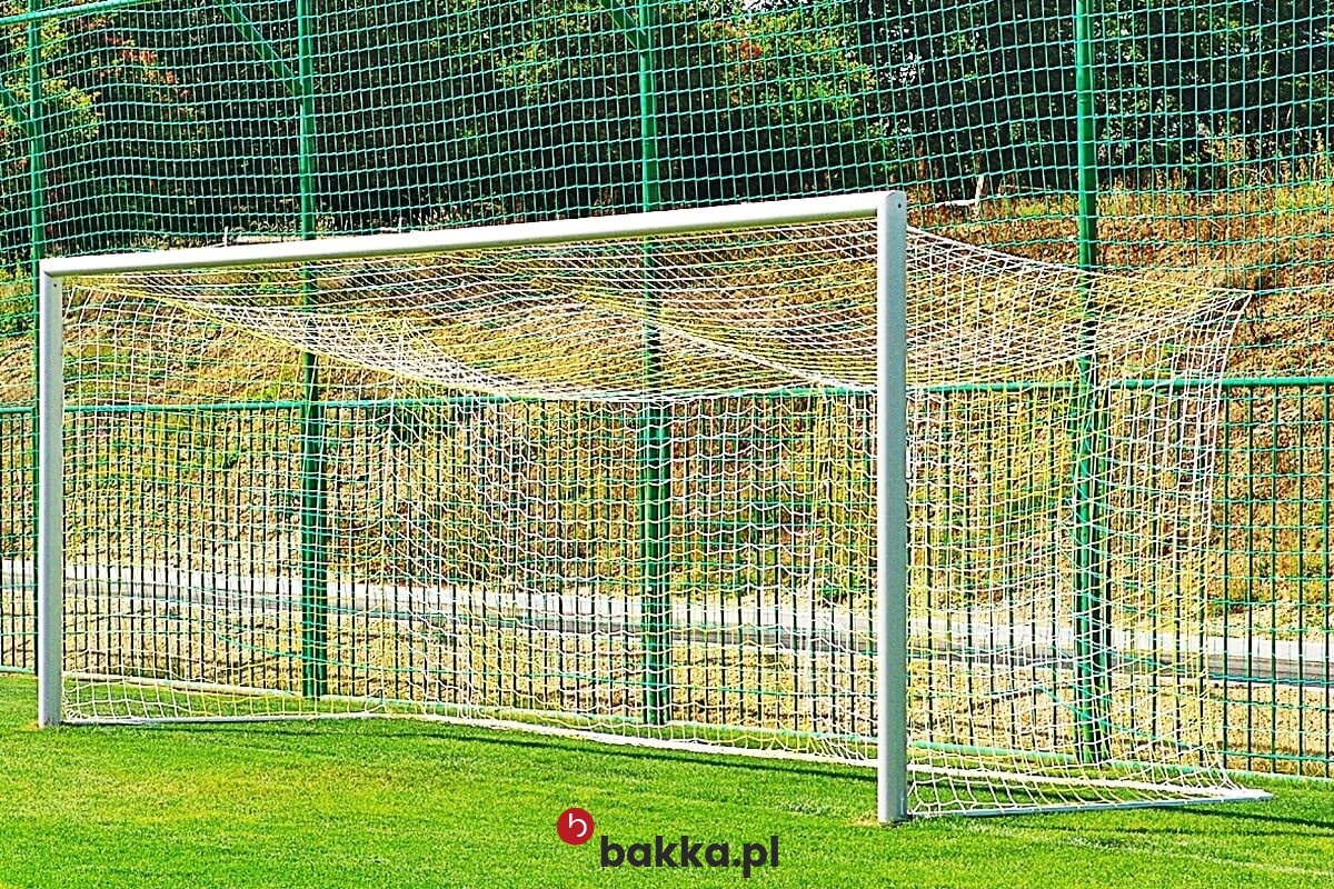   Bakka - Siatka na bramki sportowe do piłki halowej i boiskowej, o oczku 4,5 cm, sprzedawana na indywidualny wymiar. 
