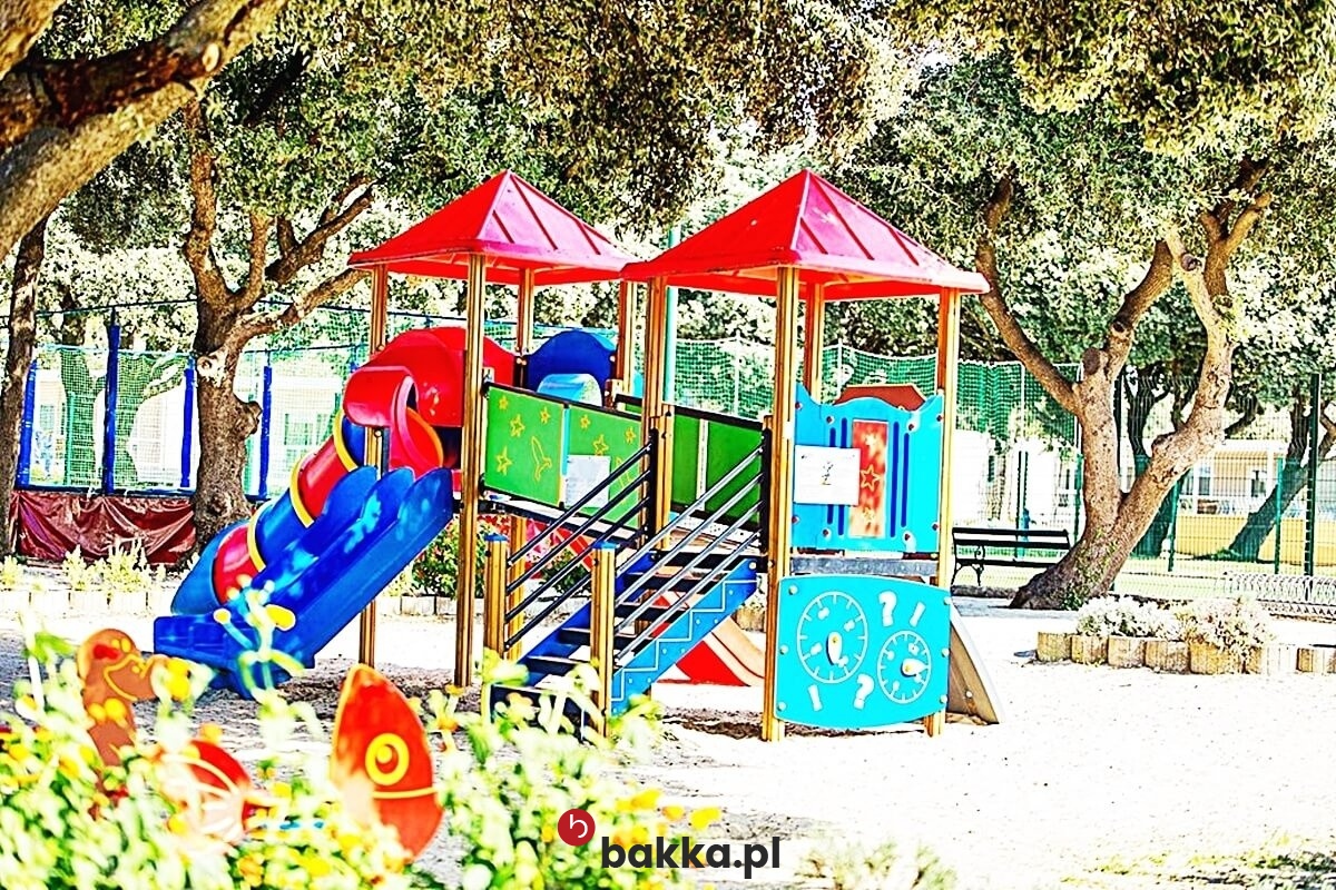   Bakka - Zielona siatka ochronna z polipropylenu o grubości 6 mm i oczkach 8x8 cm do zabezpieczenia placu zabaw, dostępna w niestandardowych rozmiarach według indywidualnego zamówienia. 