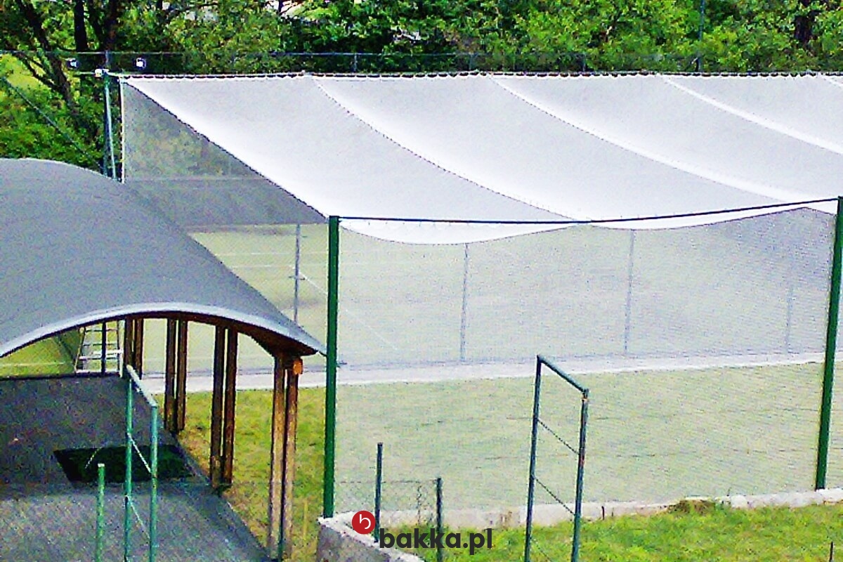   Bakka - Piłkochwyt o wysokości 5 metrów z siatką o oczkach 4,5 cm i grubości 4 mm, dostępny w wybranym przez klienta rozmiarze i kolorze. 