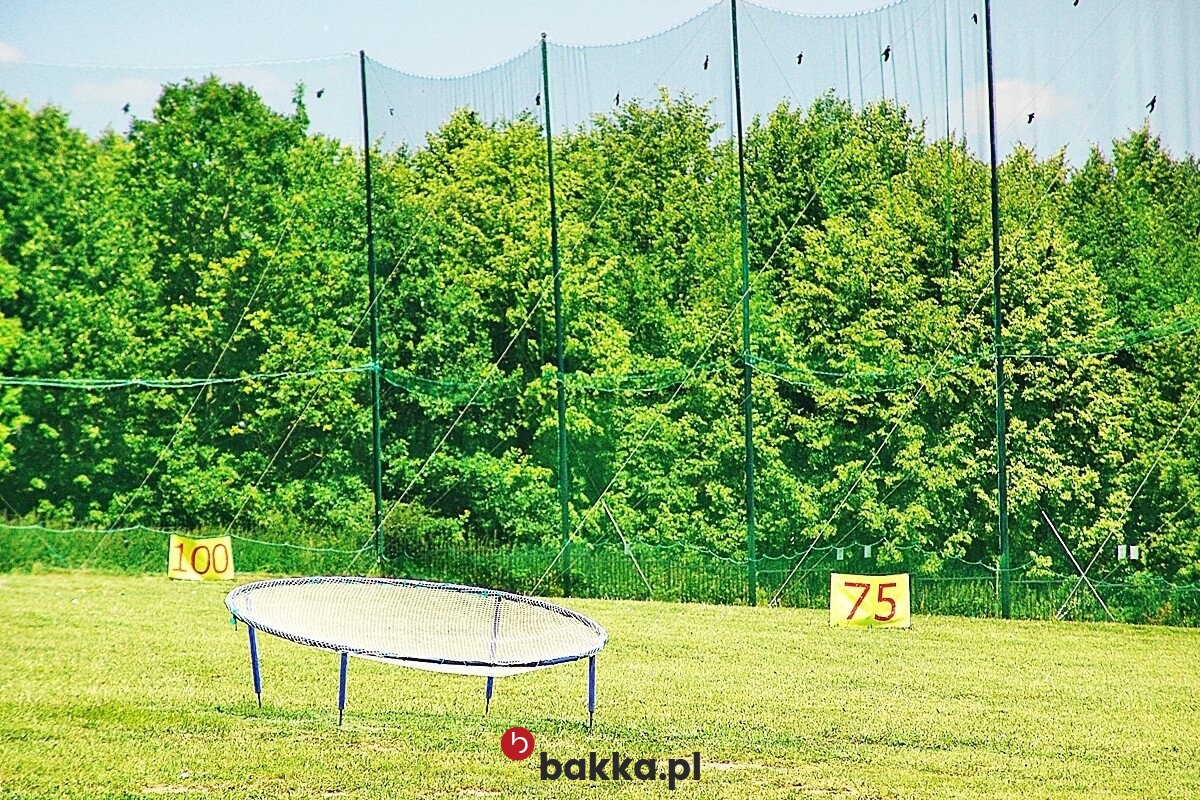   Bakka - Piłkochwyt o wysokości 5 metrów z siatką o oczkach 4,5 cm i grubości 4 mm, dostępny w wybranym przez klienta rozmiarze i kolorze. 