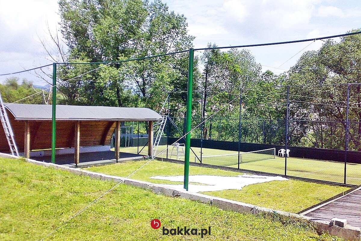   Bakka - Piłkochwyt o wysokości 5 metrów z siatką o oczkach 4,5 cm i grubości 4 mm, dostępny w wybranym przez klienta rozmiarze i kolorze. 
