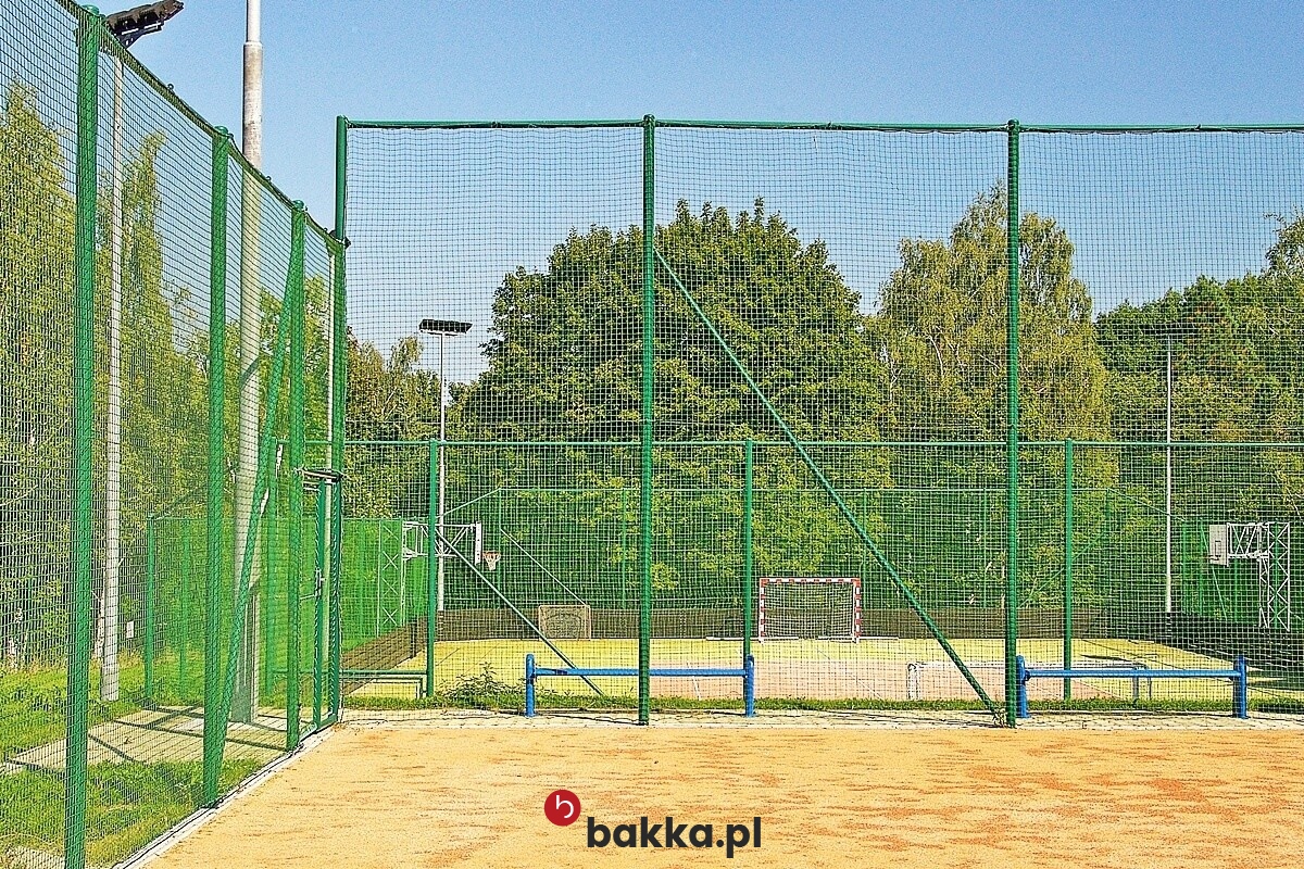   Bakka - Siatka zielona z polipropylenu na wymiar o oczkach 10x10cm do zabezpieczenia boisk sportowych 