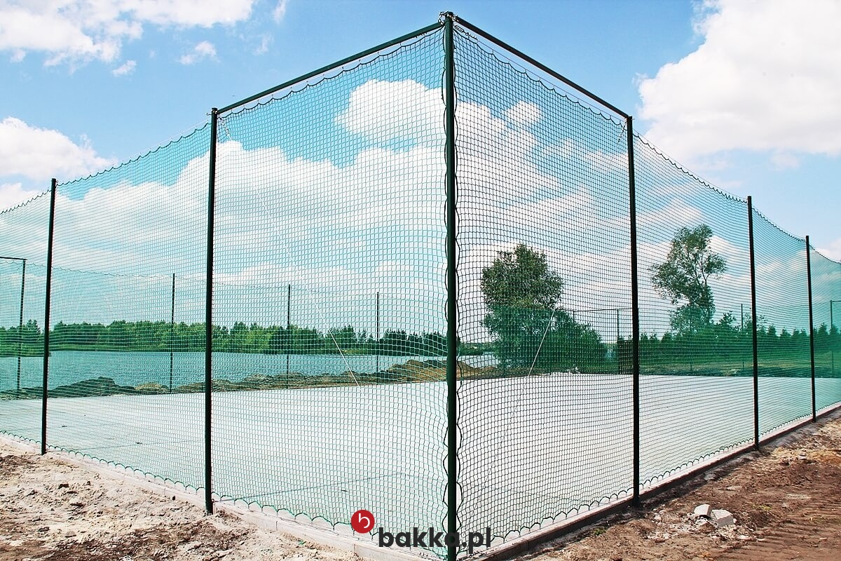   Bakka - Siatki zabezpieczające do ogrodzeń boisk na wymiar w wybranym kolorze z obszyciem, o elastycznej i trwałej strukturze plecionej z tworzywa, z oczkami o stałej wielkości. 