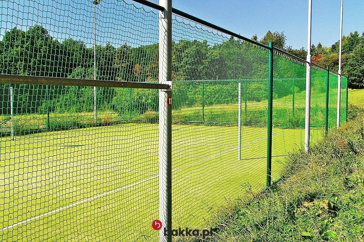   Bakka - Siatki zabezpieczające do ogrodzeń boisk na wymiar w wybranym kolorze z obszyciem, o elastycznej i trwałej strukturze plecionej z tworzywa, z oczkami o stałej wielkości. 