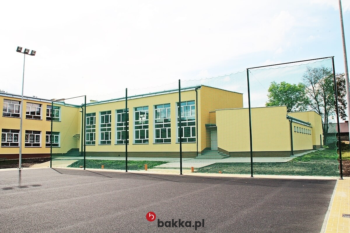   Bakka - Siatka zielona z polipropylenu na wymiar o oczkach 10x10cm do zabezpieczenia boisk sportowych 