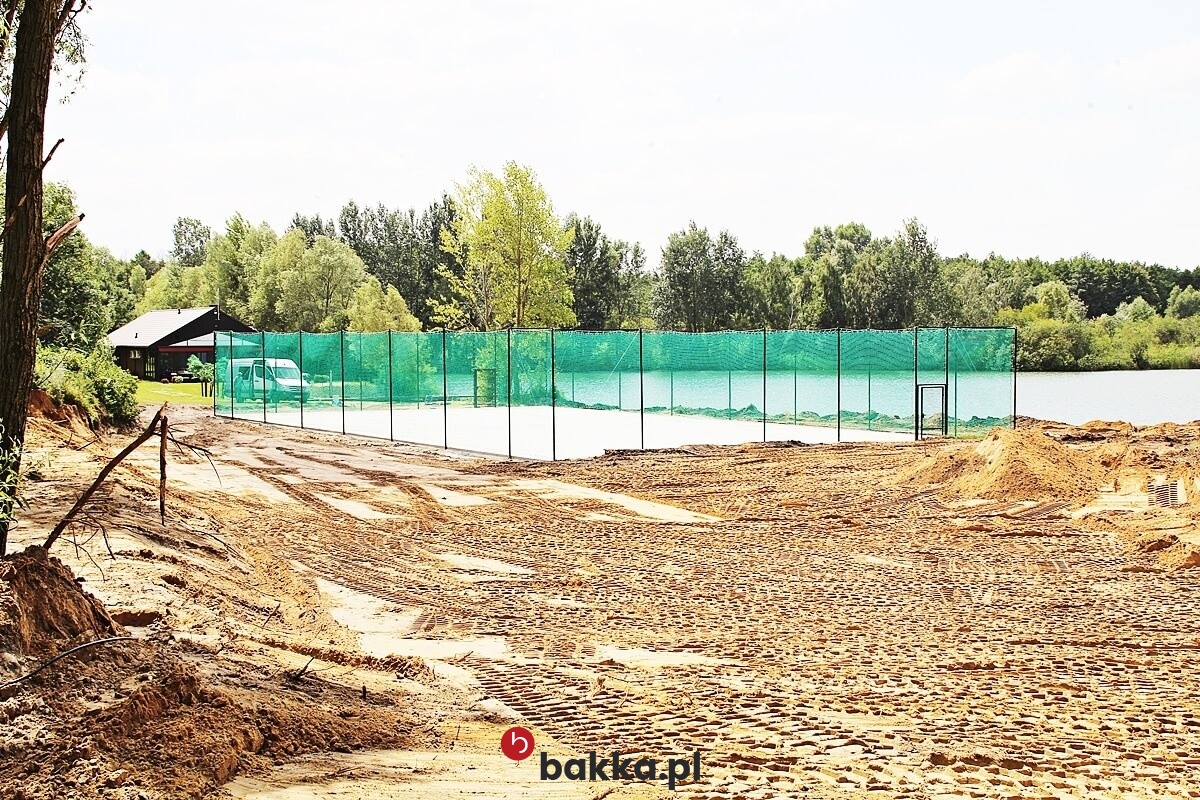   Bakka - Siatki zabezpieczające do ogrodzeń boisk na wymiar w wybranym kolorze z obszyciem, o elastycznej i trwałej strukturze plecionej z tworzywa, z oczkami o stałej wielkości. 