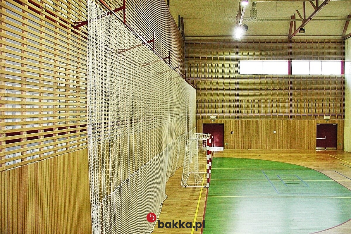   Bakka - Siatka ochronna z polipropylenu w kolorze zielonym, niebieskim lub czarnym z oczkami 4,5x4,5 cm, sprzedawana na indywidualne zamówienie. 