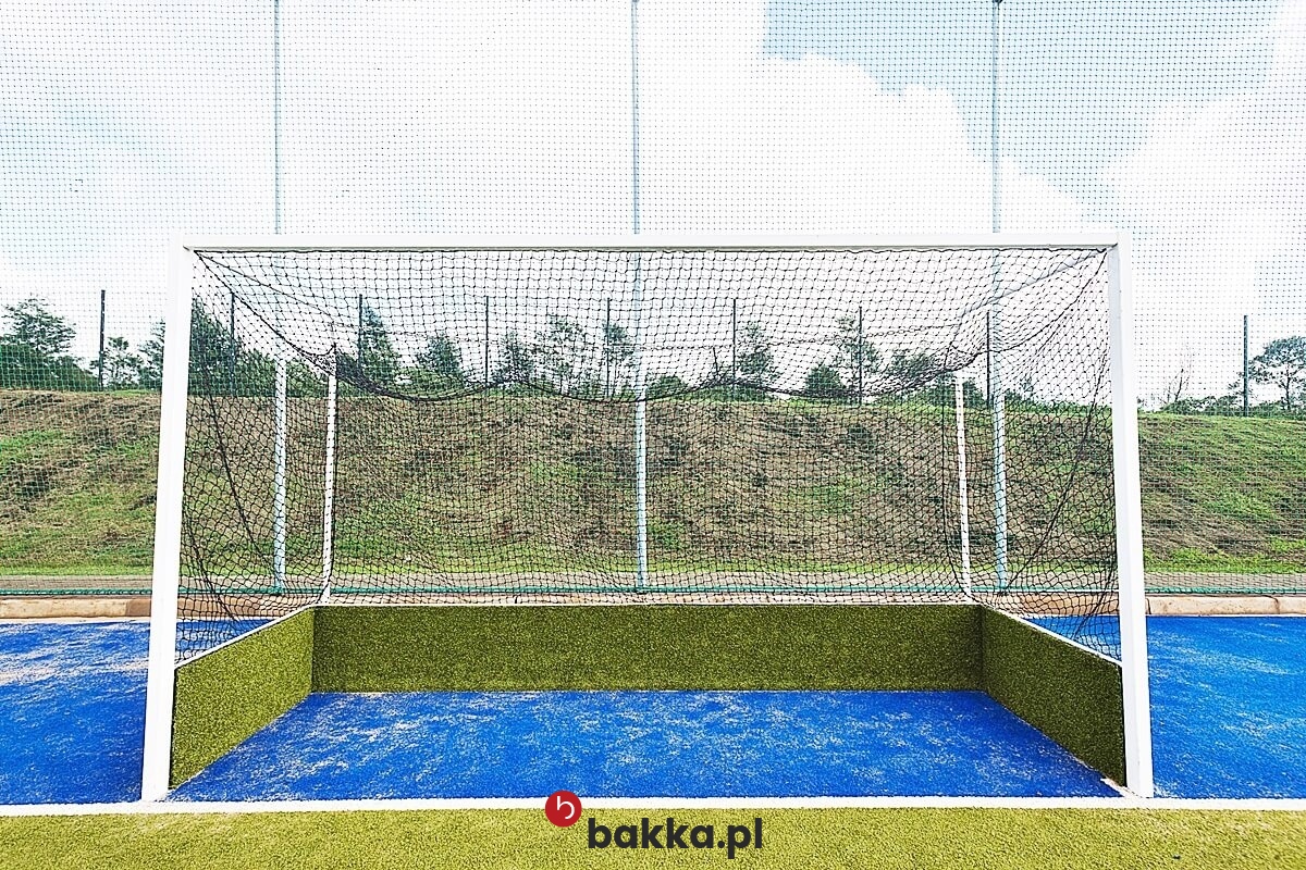   Bakka - Siatki sportowe ochronne z polipropylenu o małych oczkach 10x10 mm, dostępne w wymiarach klienta w kolorach szarym i czarnym. 