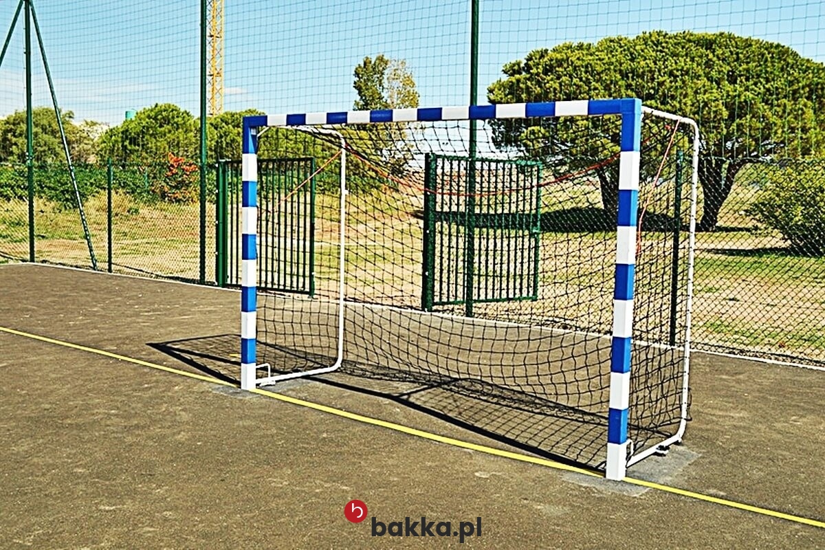   Bakka - Siatki Sportowe wykonane z materiału polipropylenowego w kolorach zielonym i czarnym, sprzedawane na wymiar, o oczkach dziesięciocentymetrowych, służące do zabezpieczeń. 