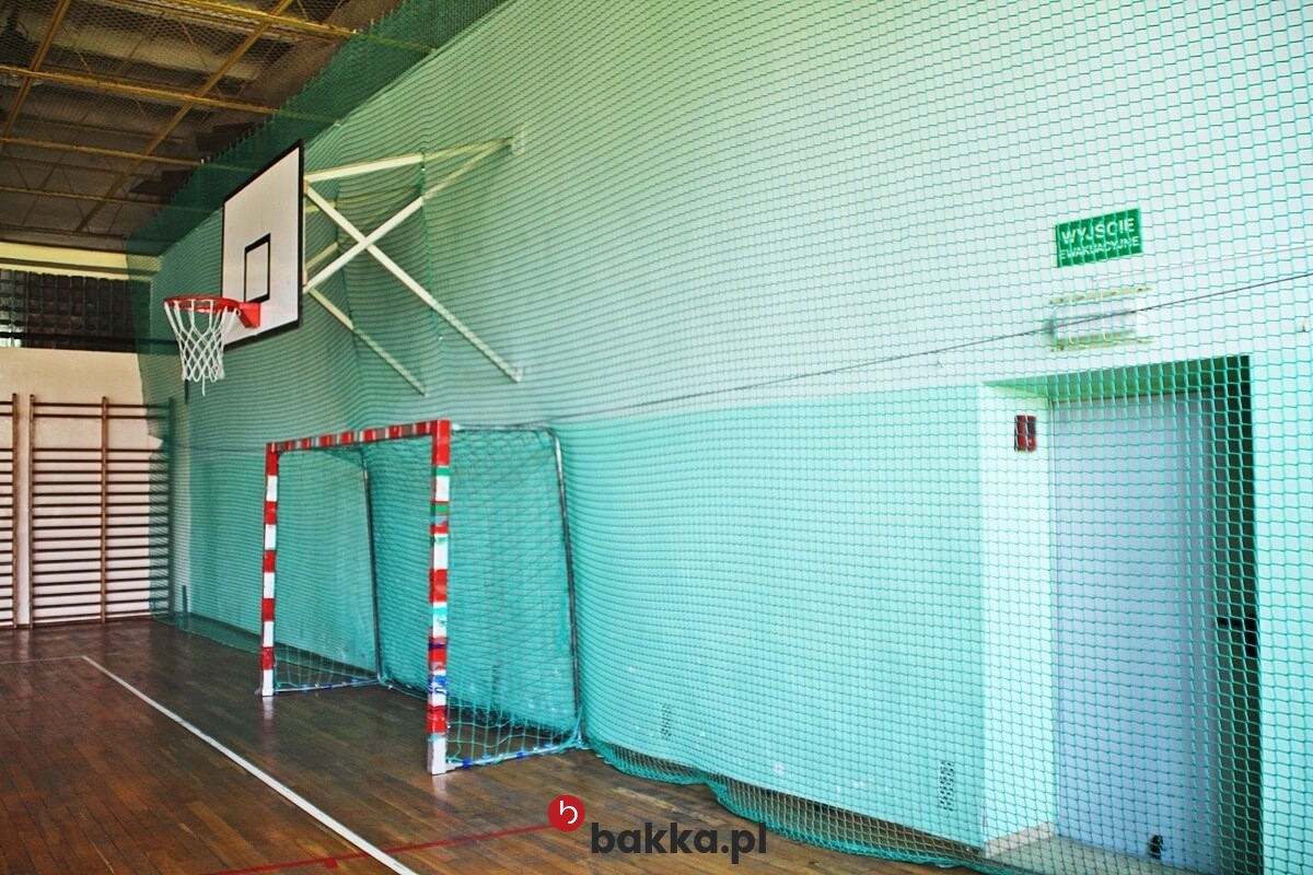   Bakka - Piłkochwyty na wymiar do hal sportowych z siatką ochronną o małych oczkach 2x2 cm 