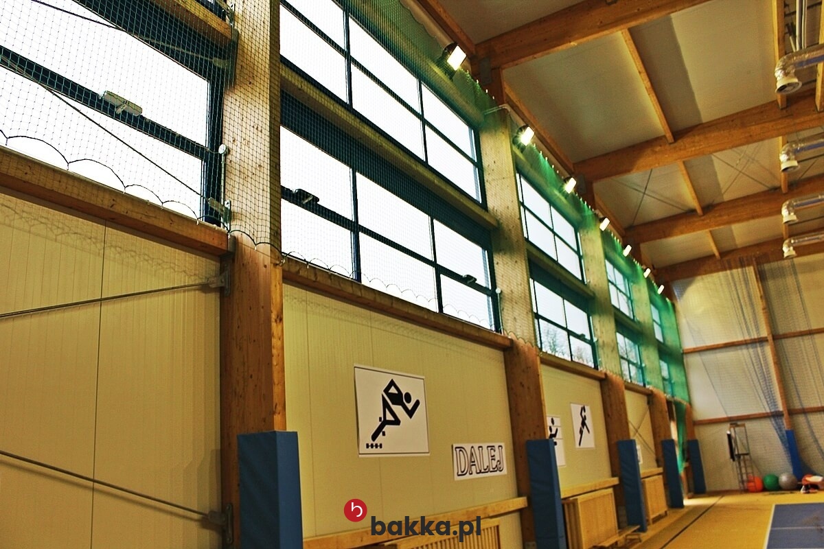   Bakka - Siatka ochronna do hal sportowych w odpowiednim wymiarze z tworzywa o wielkości oczka 6x6 cm i grubości 4 mm 