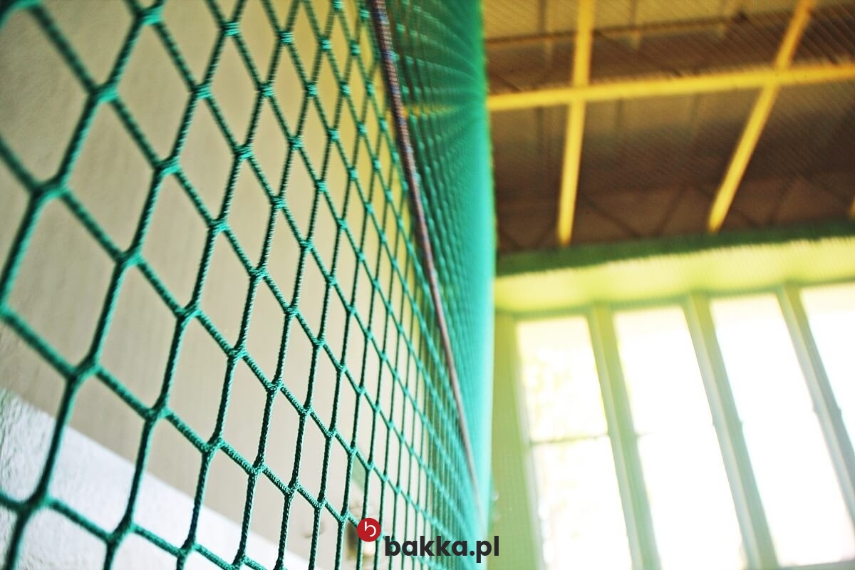  Bakka - Siatka ochronna na hale sportowe - elastyczna siatka zabezpieczająca z polipropylenu w kolorach zielonym lub grafitowym z oczkami 6x6 cm 