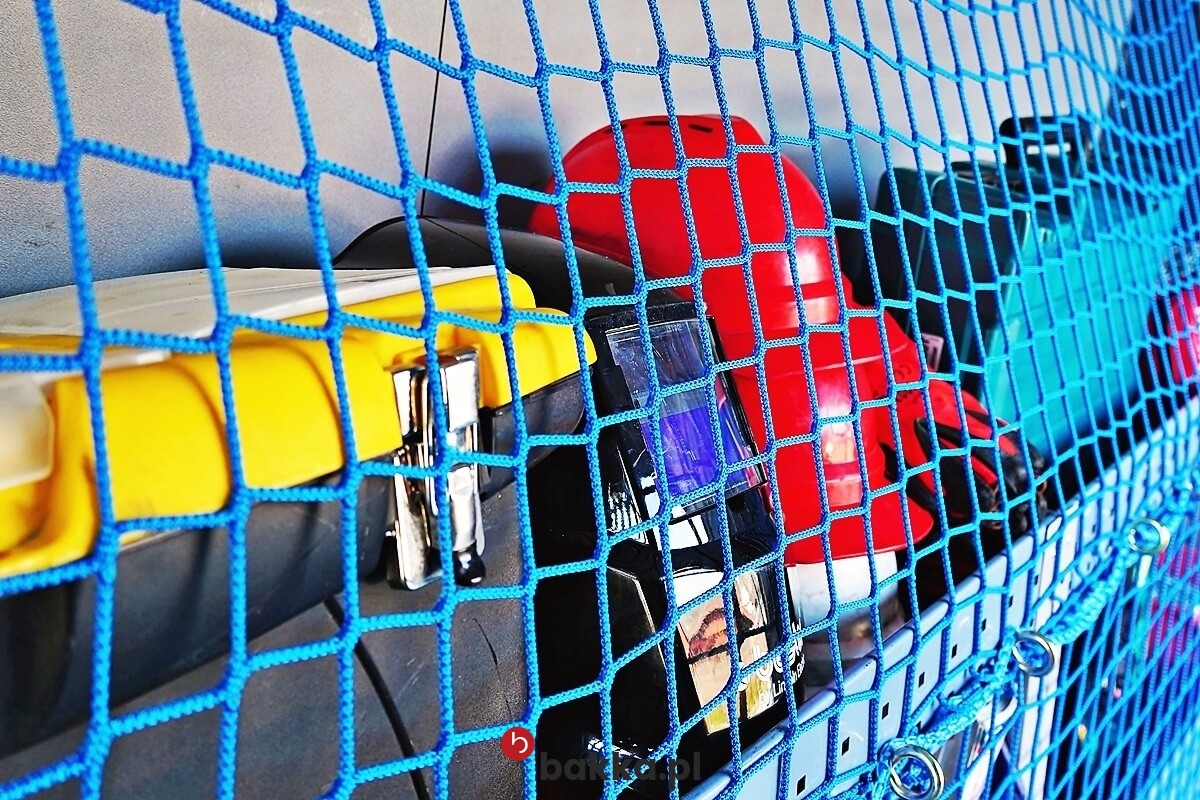   Bakka - Siatka do Busa: zabezpieczająca siatka ochronna z polipropylenu, elastyczna i pleciona, dostępna w różnych wymiarach, o oczkach 8x8 cm i grubości 6 mm, w kolorze zielonym, sprzedawana na indywidualne zamówienie. 