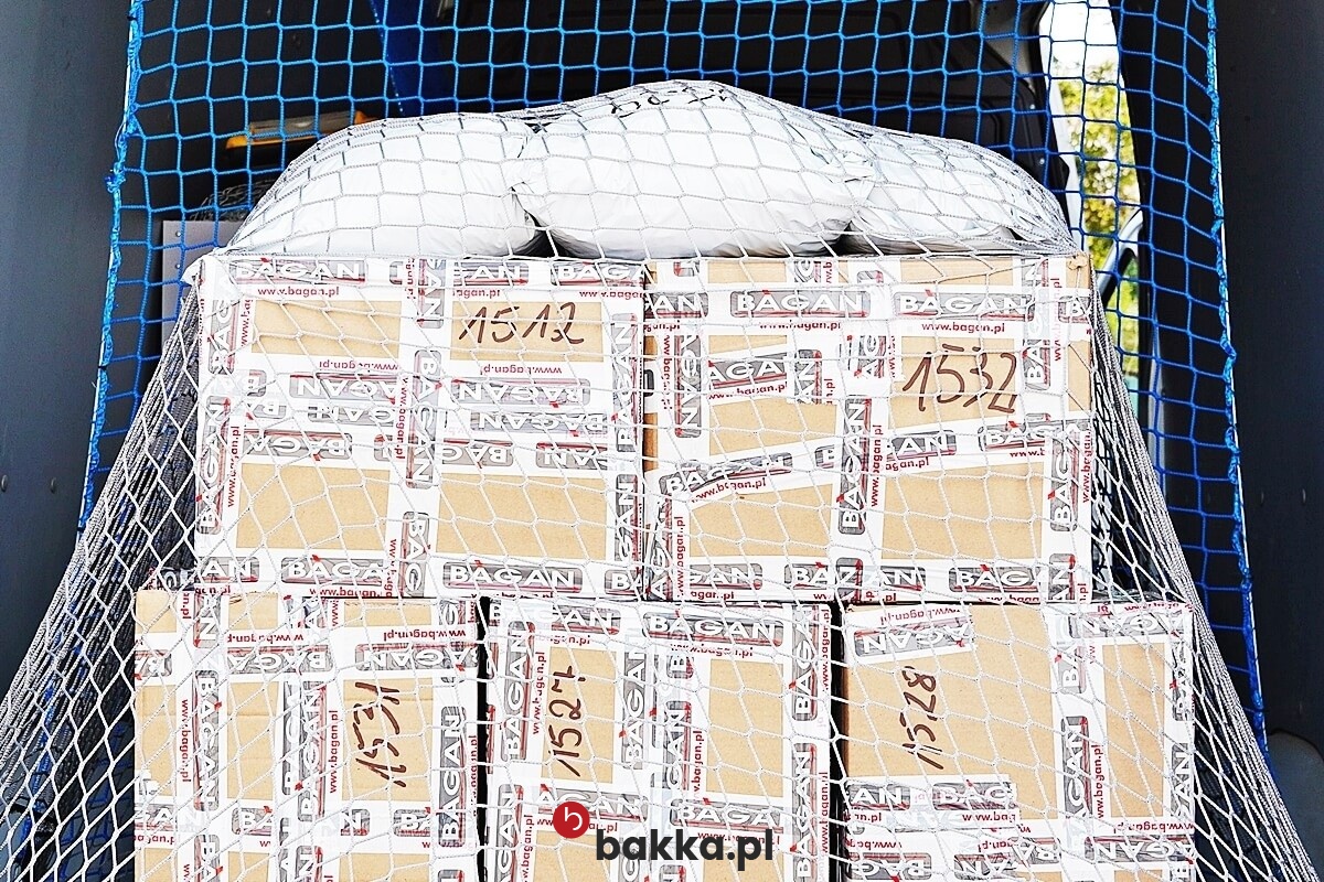  Bakka - Siatka do Busa: zabezpieczająca siatka ochronna z polipropylenu, elastyczna i pleciona, dostępna w różnych wymiarach, o oczkach 8x8 cm i grubości 6 mm, w kolorze zielonym, sprzedawana na indywidualne zamówienie. 