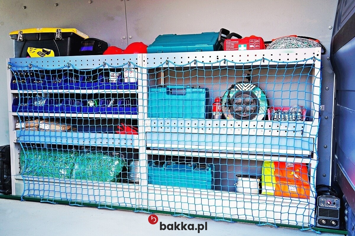   Bakka - Siatka zabezpieczająca do busów, wykonana z plecionego tworzywa o oczkach 10x10 cm i grubości 5 mm, dostępna w wersji na indywidualne zamówienie. 