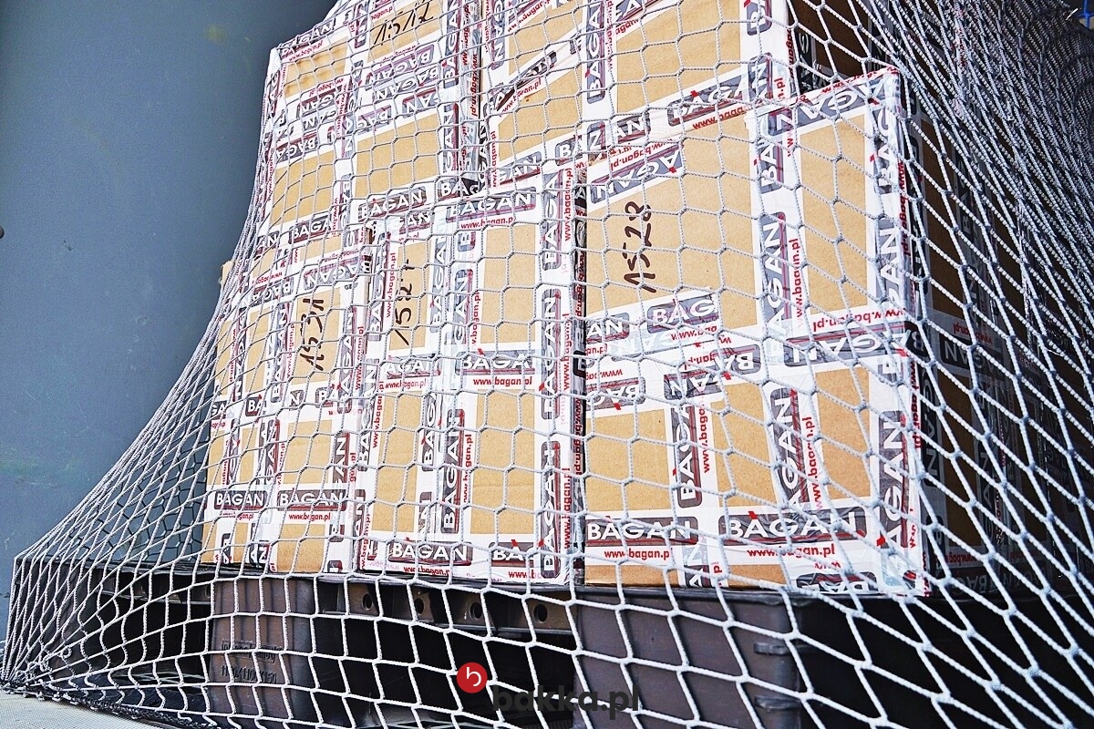   Bakka - Siatka zabezpieczająca transport na wymiar, elastyczna, pleciona z polipropylenu o oczkach 4,5x4,5 cm, dostępna w kilku kolorach. 